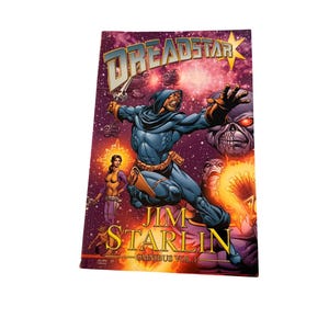 Może przedstawiać: Komiks zatytułowany "Dreadstar Omnibus Vol. 1" z dynamiczną ilustracją postaci w kostiumie dzierżącej miecz. Okładka przedstawia fioletowo-różowe kosmiczne tło, z nazwiskiem autora, Jim Starlin, w widocznym miejscu.