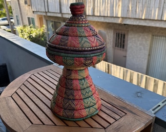 Handgewebter afrikanischer Korb mit Deckel - Multicolor rot / grün / lila - natürliches Gras & Stroh -