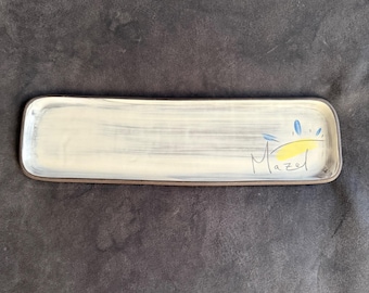 Bandeja rectangular de cerámica ZPOTS hecha a mano con ilustraciones de Mazel