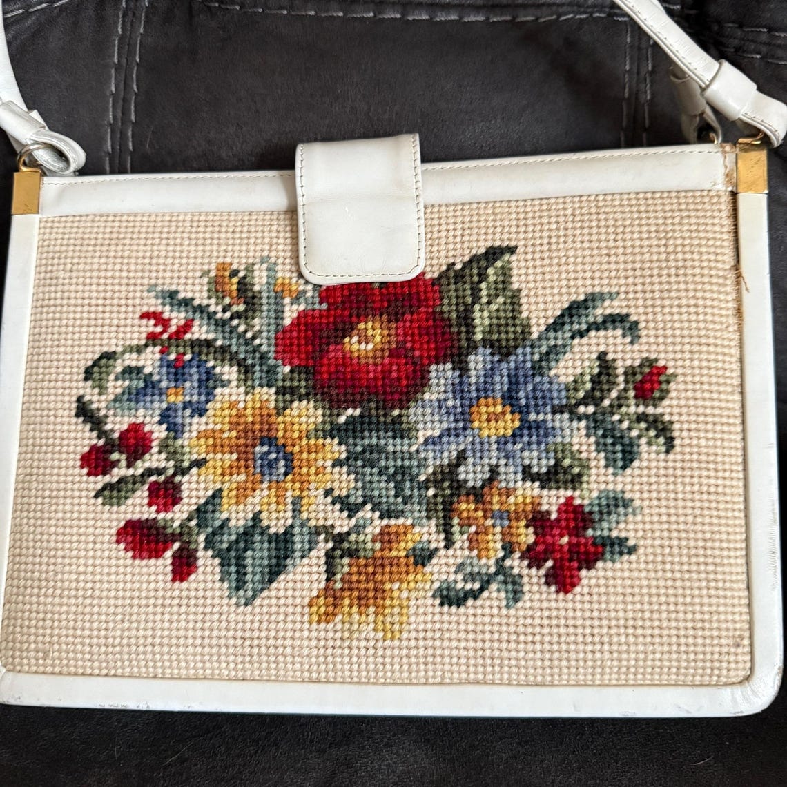 Vintage Floral Needlepoint Handbag With White Faux Leather & Gold-Tone Accents, foto 2 di 5
