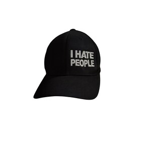 Zwarte Flexfit-pet met de tekst "I Hate People" en geborduurd VooDoo 9-schedellogo, maat L/XL