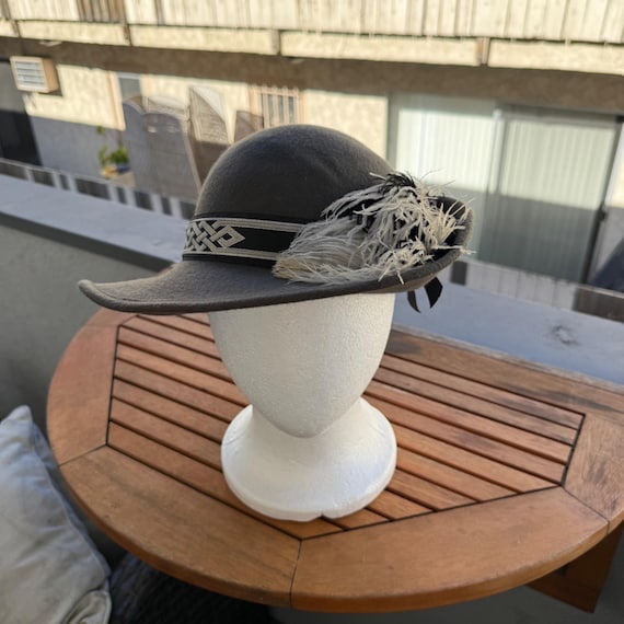 Vintage Bavarian Gray Wool Hat With Feather & Ribbon Accent  display picture 3