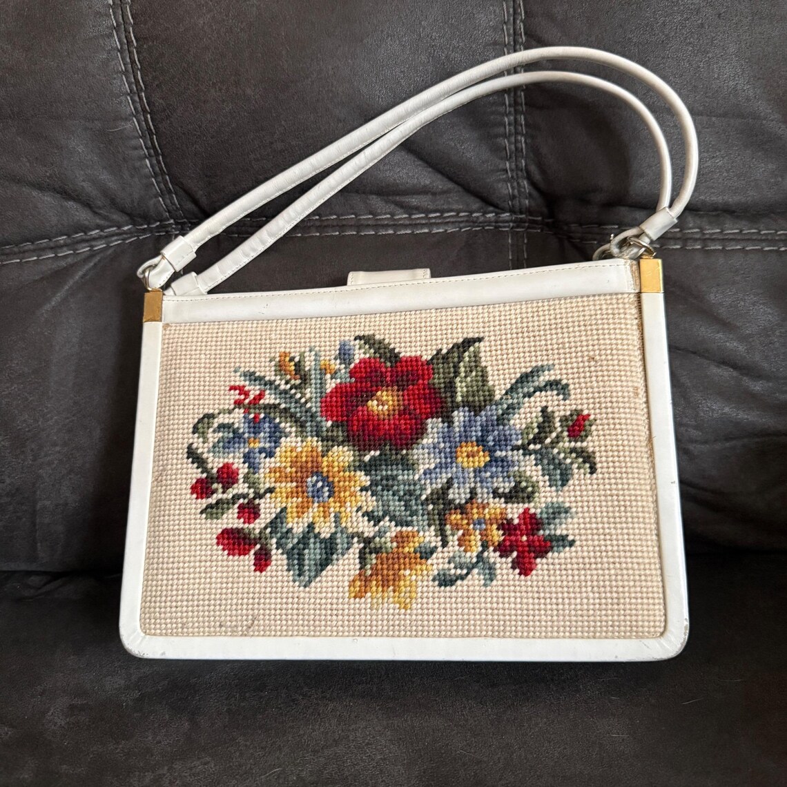 Vintage Floral Needlepoint Handbag With White Faux Leather & Gold-Tone Accents, foto 3 di 5