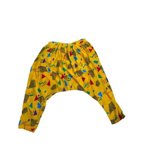 Vintage gele harembroek uit de jaren 80 met abstracte geometrische print, elastische tailleband, lichtgewicht rayonstof, maat XXL.