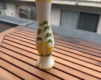 Jarrón vintage de cerámica pintado a mano, fabricado en Portugal, con diseño floral amarillo y verde.