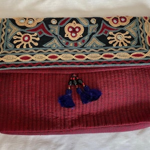 Clutch mit Fold Over Front Handtasche Crossbody Strap Floral Spiegel Stickerei Bordeaux Baumwolle Blau und Ecru Akzente Ethno Boho Fair Trade