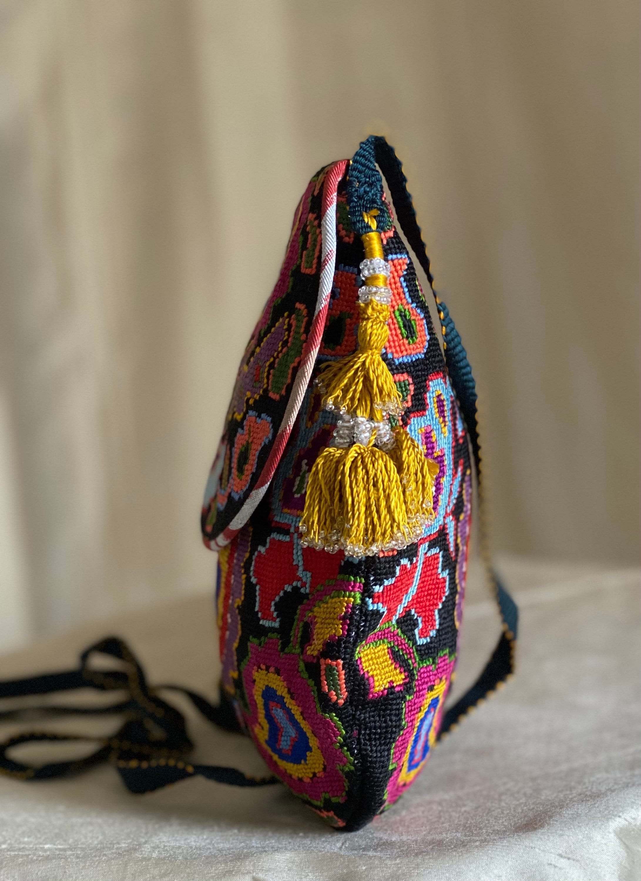 刺繍シルクハンドバッグ：プチポイントクロスボディウズベキスタン民芸 