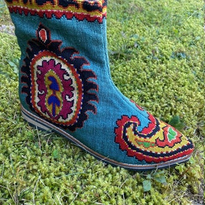 Embroidered Chelsea Booties Size 38 US 8 Silk Petit Point Uzbekistan Boho Festival Tribal Pointed Toe Ethnic Paisley Folk Needlepoint image 2