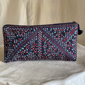 Cartera de mano Rabari con cremallera en la parte superior, miniespejos bordados a mano, organizador de bolso de mano, monedero plano, estilo étnico indio, arte popular