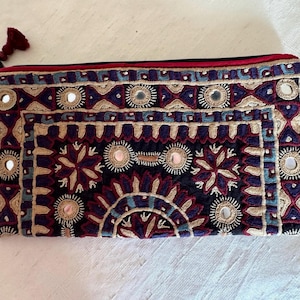 Cartera de mano con espejo burdeos/dorado/azul, con cremallera superior, bordada en rabari, organizador de bolso, arte popular étnico indio