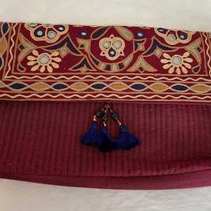 Clutch mit Fold Over Handtasche Baumwolle Spiegel und Stickerei Burgundy mit Gold, Schwarz und Ecru Ethno Boho Fair Trade aus Indien