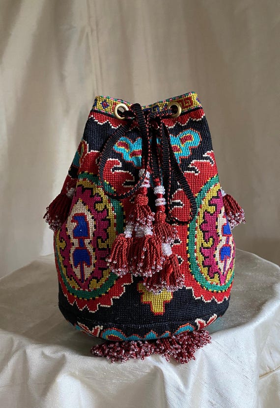 Black/red Large Drawstring Bucket Bag Embroidered Handbag  display picture 3