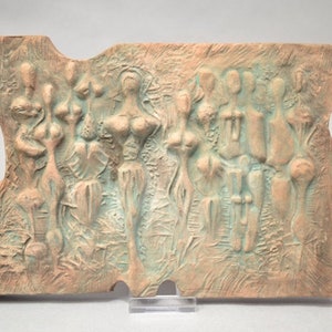 Può includere: Una scultura murale in terracotta con una superficie testurizzata e un design a rilievo di più figure. Le figure sono stilizzate e hanno una qualità fantasiosa e astratta. La scultura è dipinta in tonalità di marrone, verde e blu.