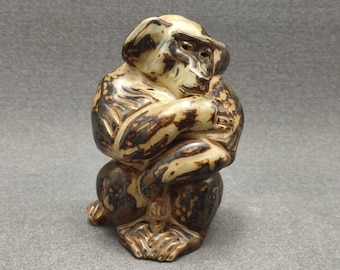 Royal Copenhagen Knud Kyhn - Małpa - Figurka małpy - nr 20216 - Duńska ceramika z połowy XX wieku