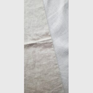 Puede incluir: Un trozo de tela de color beige claro con textura y un patr&oacute;n de tejido visible, superpuesto sobre un trozo de tela blanca lisa. Ambos materiales presentan una textura superficial natural y ligeramente irregular de fibras tejidas.