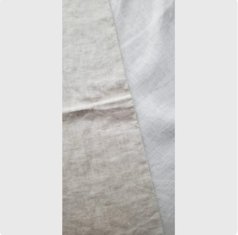 Puede incluir: Un trozo de tela de color beige claro con textura y un patr&oacute;n de tejido visible, superpuesto sobre un trozo de tela blanca lisa. Ambos materiales presentan una textura superficial natural y ligeramente irregular de fibras tejidas.