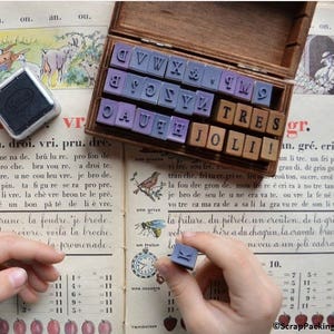 Faltschachtel mit 30 kleinen Alphabet-Stempeln und Symbolen - Puffer mit Alphabet