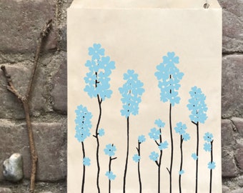 50 große Kraftbeutel – Verpackungsbeutel, Papiertüte mit hübschen blauen Blumen für eine entzückende kleine Kraftverpackung!