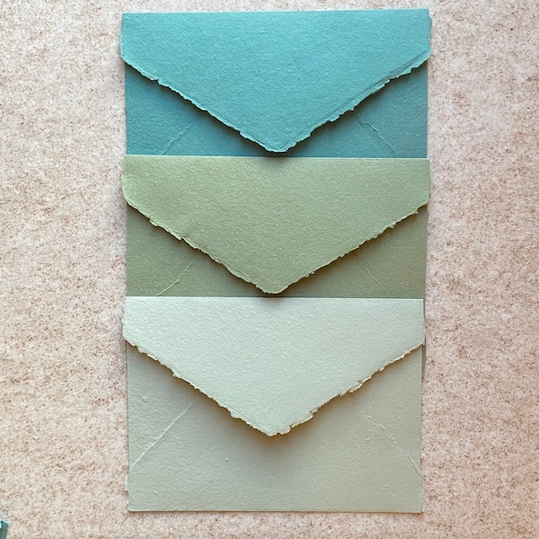 Très jolie enveloppe fait main en papier vert, de grande qualité, pour un faire-part, une invitation, un cadeau, une lettre personnalisée !