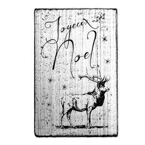 Peut inclure: Panneau rectangulaire en bois vieilli avec l'inscription "Joyeux Noël" en écriture élégante. Une illustration en noir et blanc d'un cerf se trouve en dessous, avec des étoiles. Le panneau a une esthétique rustique et vintage.