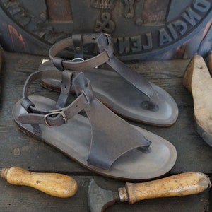 Women&#39;s leather thong sandals, handmade to order,Made with Italian leather,low heel sandal,strappy sandals,gladiator sandal,sandal flip flop