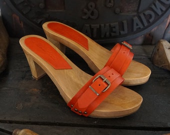 Women's clogs in vegetable-tanned leather, Made in Italy. Women's wooden clogs with heels, handmade by Mario Doni.