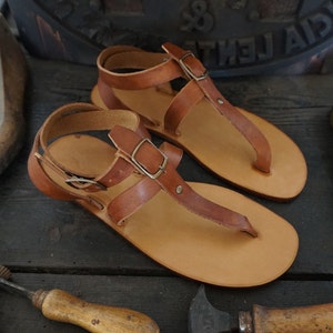 Woman handmade sandals in Vegetable tanned Leather