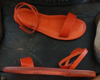 Sandalias franciscanas para mujer en piel y piel curtida vegetalmente.