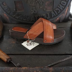 Men&#39;s clogs in wood and genuine leather Mario Doni, summer clogs in leather, comfortable men&#39;s clogs, wooden beach clogs, Gift for men