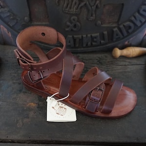 Woman handmade sandals in Vegetable tanned Leather