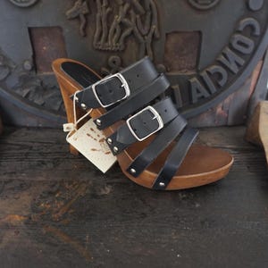 Women's vegetable-tanned leather clogs, Made in Italy. Women's high-heeled wooden clogs, handmade by Mario Doni. Elegant women's clogs.