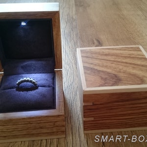 Caja de anillo de madera real natural con luz LED interna