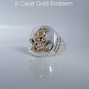 Könnte beinhalten: Ein silberner Ring mit einem goldenen Emblem eines Löwen, der ein Schwert hält. Der Ring trägt die Inschrift "Once a Duke Always a Duke" und "2262 FORTUNA WEST RIDING COMSS".