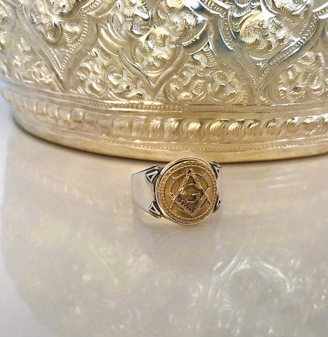 フリーメーソンのアンティークスタイルのシルバーリング、9カラットのゴールドエンブレム付き、Sir Yes Sir作 - Etsy 日本