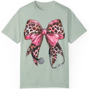Leopard Print Coquette Bow Nurse Shirt, Cute Doctor Healthcare Worker Gift, Stethoscope Medical Nurse In The Making Valentine's Day Gift Tee