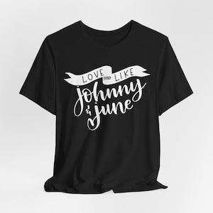 Koszulka Love Like Johnny & June, koszulka Country Love Story, inspirowana kultowymi duetami muzycznymi, koszulka z grafiką retro western, prezent dla fanów muzyki country