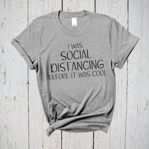 Eu praticava distanciamento social antes de ser legal, camiseta inovadora, camiseta engraçada, camiseta antissocial, camiseta sarcástica, frases em camisetas, citação engraçada