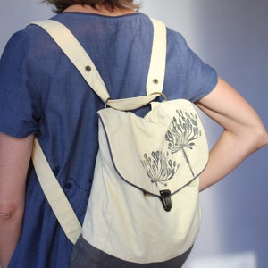 Shoulder back bag in pale yellow vegetable dye