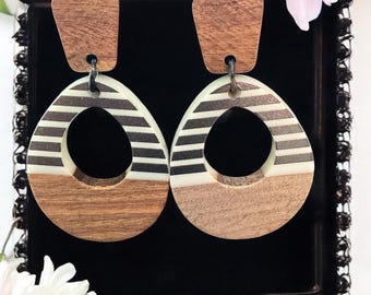 Pendientes colgantes de madera y resina: joyas naturales con un toque llamativo