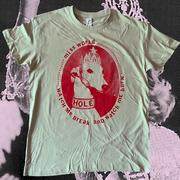 Camiseta Hole Miss World roja sobre verde pálido