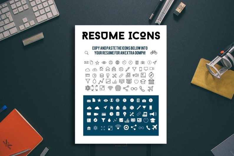 K&ouml;nnte beinhalten: Ein wei&szlig;es Blatt Papier mit einer blauen Kopfzeile, auf der "Resume Icons" steht. Das Papier enth&auml;lt eine Liste von 50 Schwarzwei&szlig;-Symbolen, die in einen Lebenslauf kopiert und eingef&uuml;gt werden k&ouml;nnen. Die Symbole umfassen eine Lupe, einen Umschlag, einen Stern, ein Auge, einen Globus, eine Uhr, eine Kamera, eine Information, eine Wolke, ein Haus, eine E-Mail, einen Drucker, einen Bleistift, ein Weinglas, ein Mobiltelefon, einen Monitor, eine Videokamera, eine Datei, ein Kreisdiagramm, eine Datenbank, eine Gl&uuml;hbirne, eine Schere, eine B&uuml;roklammer, einen Laptop, ein Megaphon, eine Diskette, einen Kompass, einen Trichter, einen Wassertropfen, ein Diagramm, ein Balkendiagramm, ein Atom, Pfeile nach links und rechts, ein Bild, WLAN, ein Ziel, Teilen, ein Unendlichkeitszeichen, ein Telefon und ein Flugzeug.