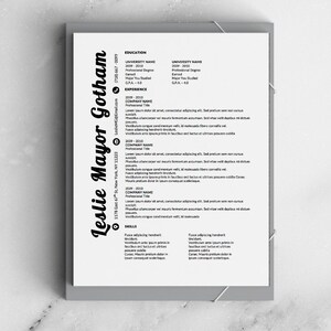 Pode incluir: Um curr&iacute;culo em preto e branco com o nome Leslie Mayor Gotham no topo. O curr&iacute;culo inclui informa&ccedil;&otilde;es de contato, educa&ccedil;&atilde;o e experi&ecirc;ncia profissional.