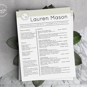 Peut inclure: Un modèle de CV en noir et blanc avec le nom Lauren Mason en haut. Le CV comprend des sections pour le profil professionnel, l'expérience, la formation et les compétences techniques.