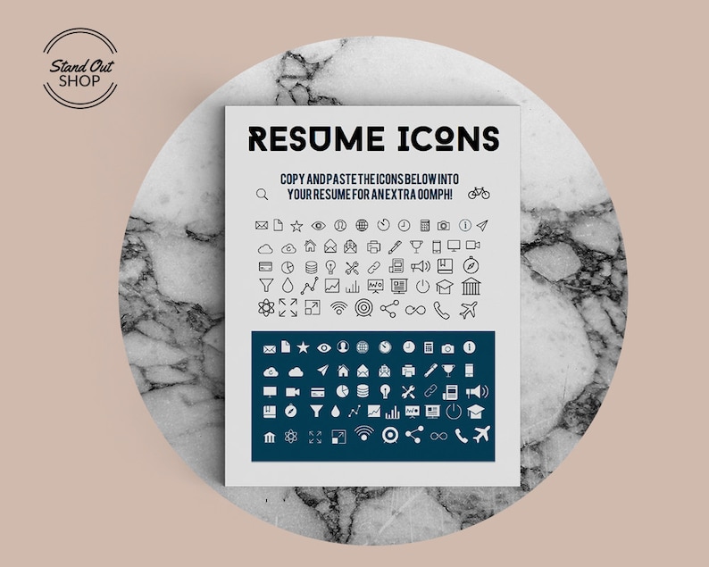 K&ouml;nnte beinhalten: Ein wei&szlig;es Blatt Papier mit dem Text "RESUME ICONS" in schwarzen Fettdruckbuchstaben. Unter dem Text befindet sich ein kleinerer Textblock mit der Aufschrift "COPY ANDPASTE THE ICONS BELOW INTO YOUR RESUME FOR AN EXTRA OOMPH!" Das Blatt ist mit einem Raster von 64 kleinen Symbolen gef&uuml;llt, die jeweils ein anderes Konzept repr&auml;sentieren. Die Symbole sind in Schwarzwei&szlig; gehalten und in einem Raster angeordnet. Die Symbole befinden sich auf einem wei&szlig;en Hintergrund.