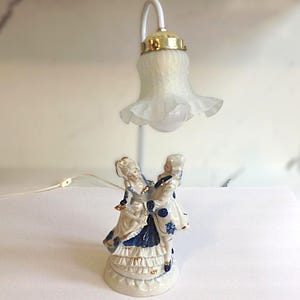 ヴィンテージ ビクトリア朝 磁器 フィギュア カップル 男性と女性 テーブルランプ チューリップシェード付き、ブドワール 化粧台 アクセントランプ、コロニアル カップル ランプ