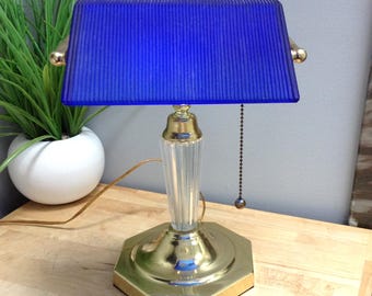 Lámpara de escritorio estilo banquero vintage de cristal acanalado azul cobalto y latón