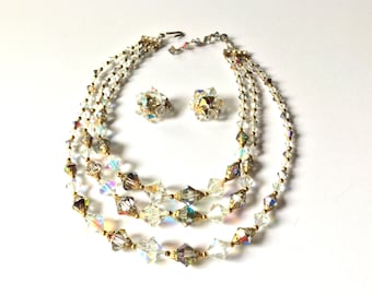 Vintage Aurora Borealis geschliffene Kristall Dreifach-Strang-Halskette mit passenden Ohrringen, Kristall Bicone Perlen w / Gold filigrane Akzente Demi-Parure