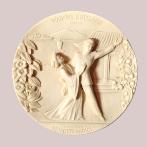 Plato de pared vintage esculpido en alabastro Madama Butterfly de Gino Ruggeri, Madama Butterfly Alabaster Plate Studio Dante di Volteradici