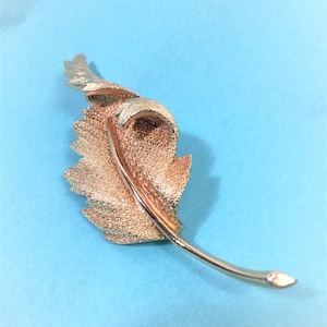 Coro Pegasus Textured Curled Leaf Brooch in Gold Tone Setting, 1960&#39;s, Beautiful hine, Excellent condition.