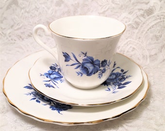 Pair of Elizabethan Fine Bone China Tea Cup and Saucer and Luncheon Plate by Taylor & Kent, Made in England